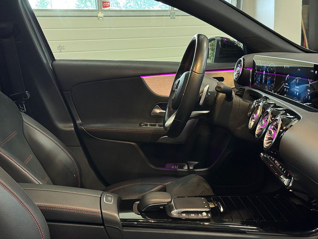 Mercedes-Benz A 180 7G AMG *3,99%* Pano Värmare Ambient Kamera Elstolar
