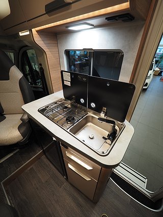 Husbil-halvintegrerad Knaus Van Ti 550 MF 9 av 18
