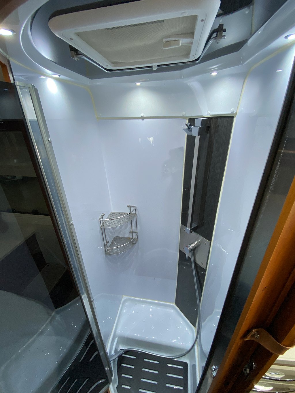 Mobilvetta Kea P63 / Queensbed / Solcell / Utedusch - Mobilvetta