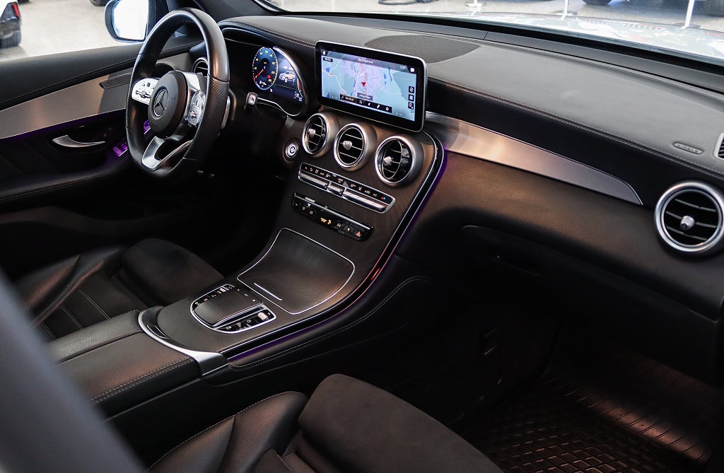 Mercedes-Benz GLC 200 4MATIC AMG Night Pano Cockpit Värmare Kamera Drag