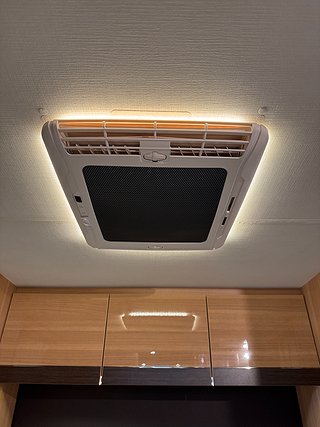 Husbil-halvintegrerad LMC H607 Breezer 150HK AUT  16 av 21