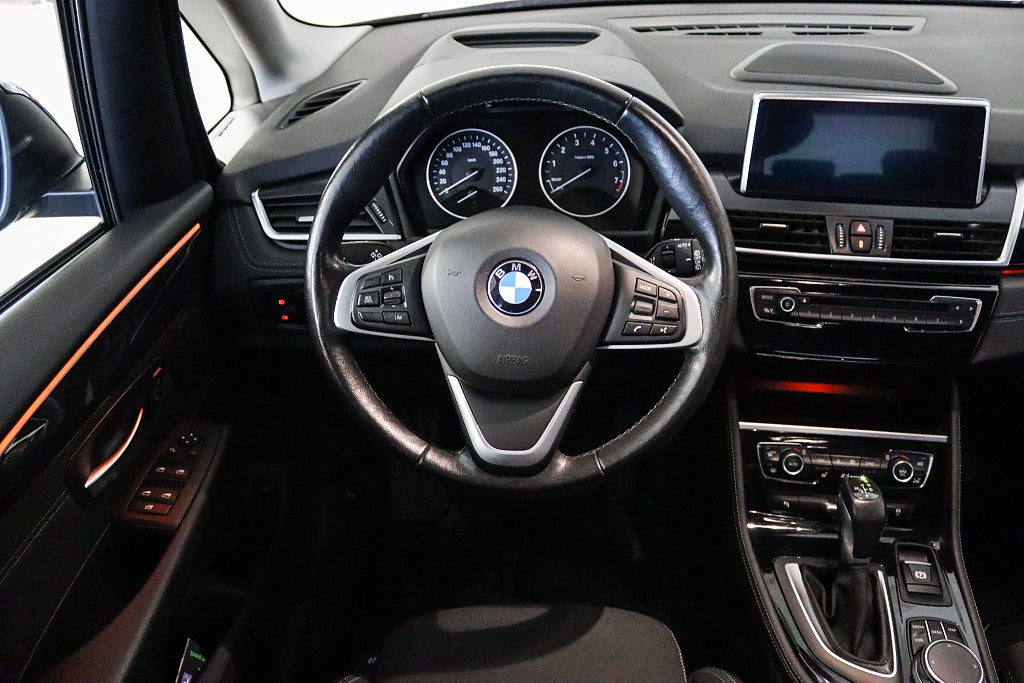 BMW 218 i Active Tourer Sport Line Navi HuD Drag B-kamera