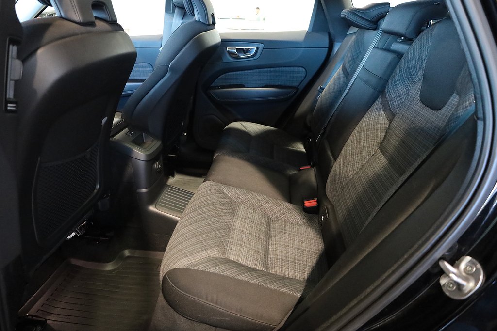 Volvo XC60 T6 Recharge 350hk AWD Core Edition Panorama Drag 2023