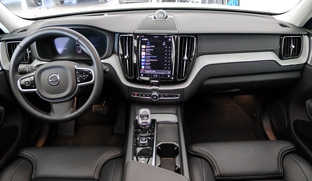 Volvo XC60 Recharge T8 AWD Ultra Dark B&W Pano Drag MOMS