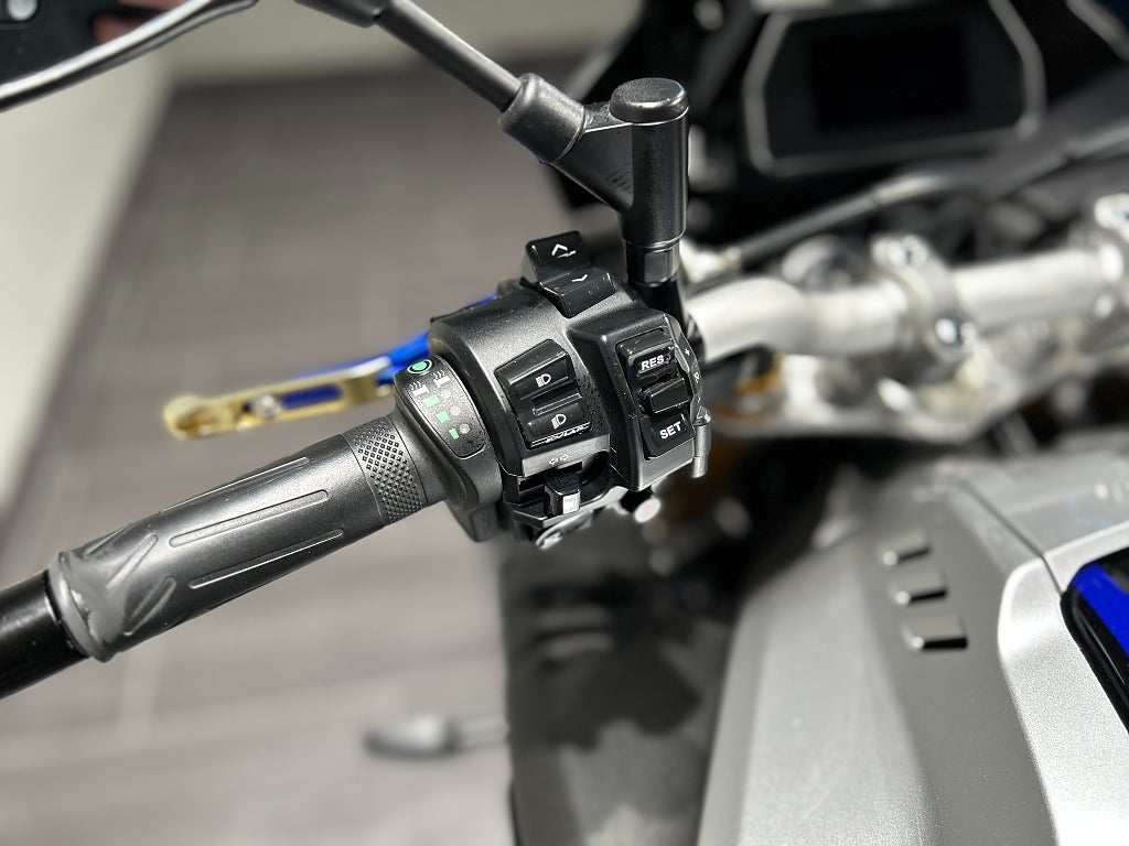 Yamaha MT-10 SP / Justerbara Fotpinnar & Regalge/ Sidoväskor / Hög ruta