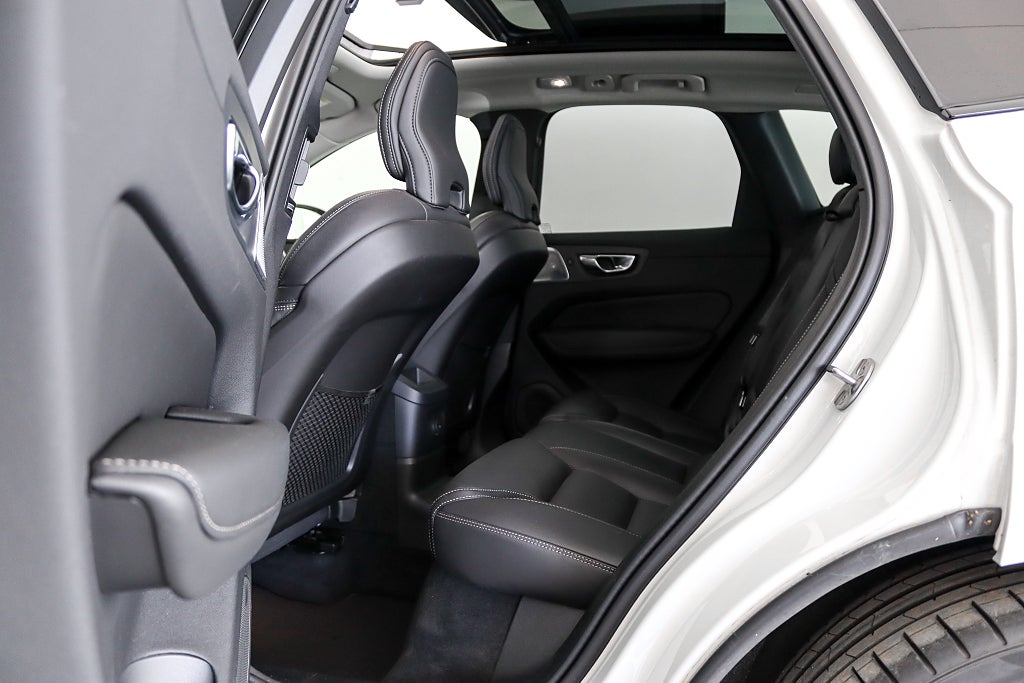 Volvo XC60 Recharge T8 AWD Ultra Dark B&W Pano Drag MOMS