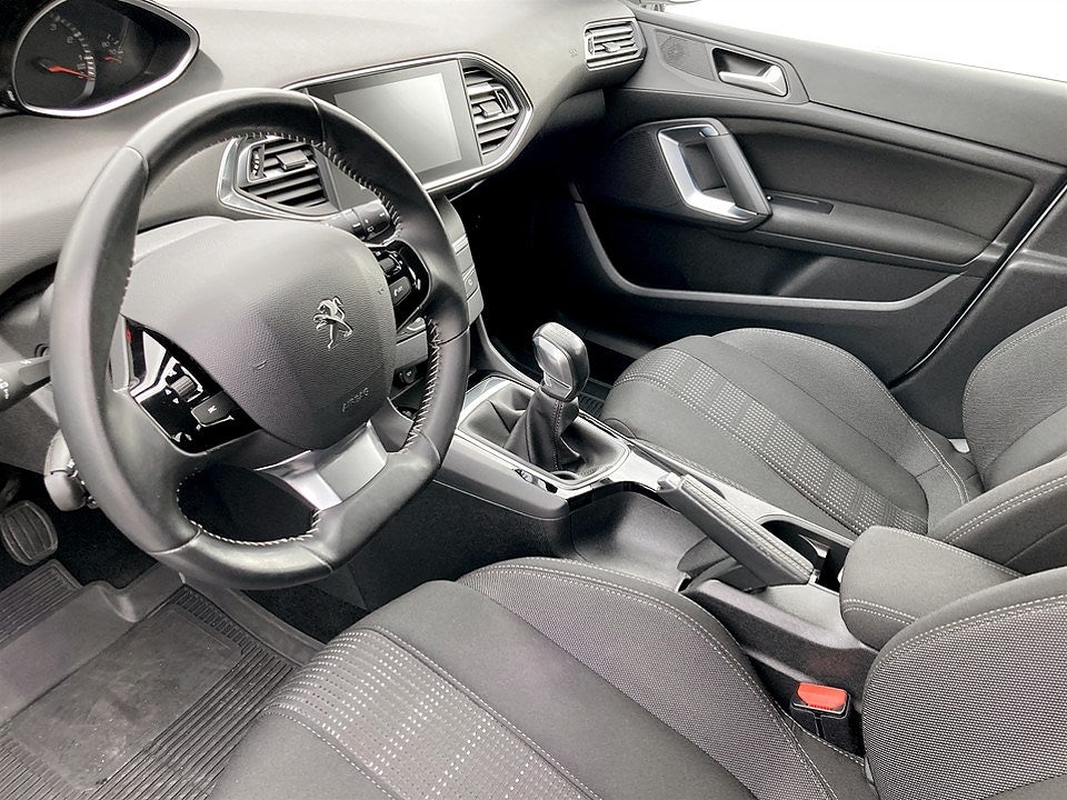 Bild på Peugeot 308 5D Active 1.2 PT 110hk - FARTHÅLLARE, NAVI