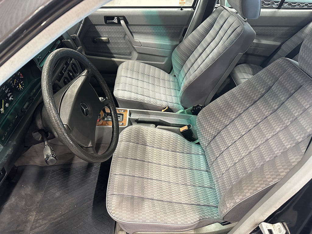 Mercedes-Benz 190 190 E 2.6 Automat Ac 160Hk 6 cylinders Fin bil thumbnail