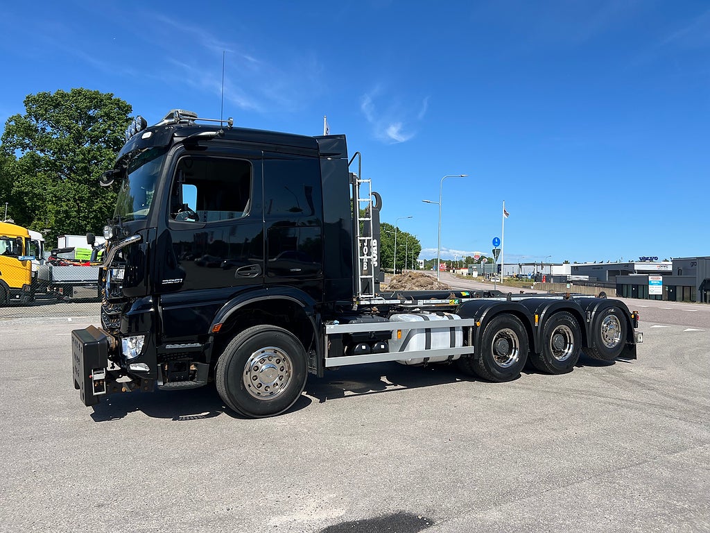 Mercedes-Benz Arocs 3251 Tridem Lastväxlare, Fullt Plogutrustad