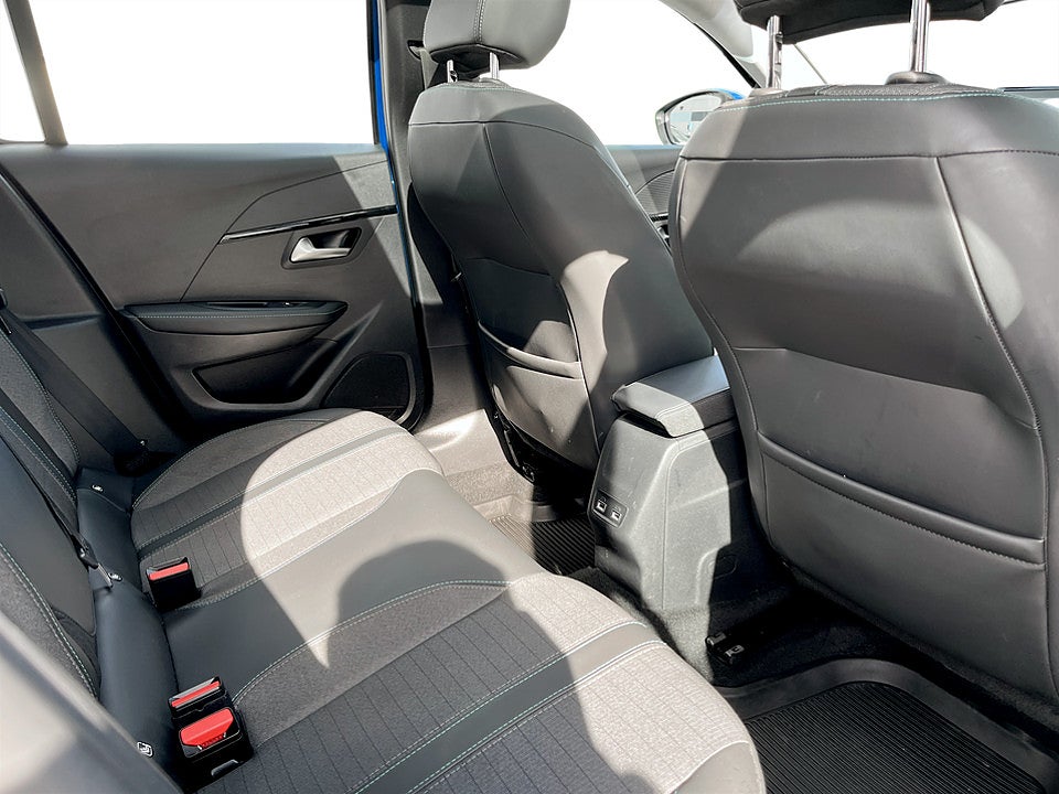 Bild på Peugeot 208 Allure 1.2 PT 100hk Aut PANO CARPLAY