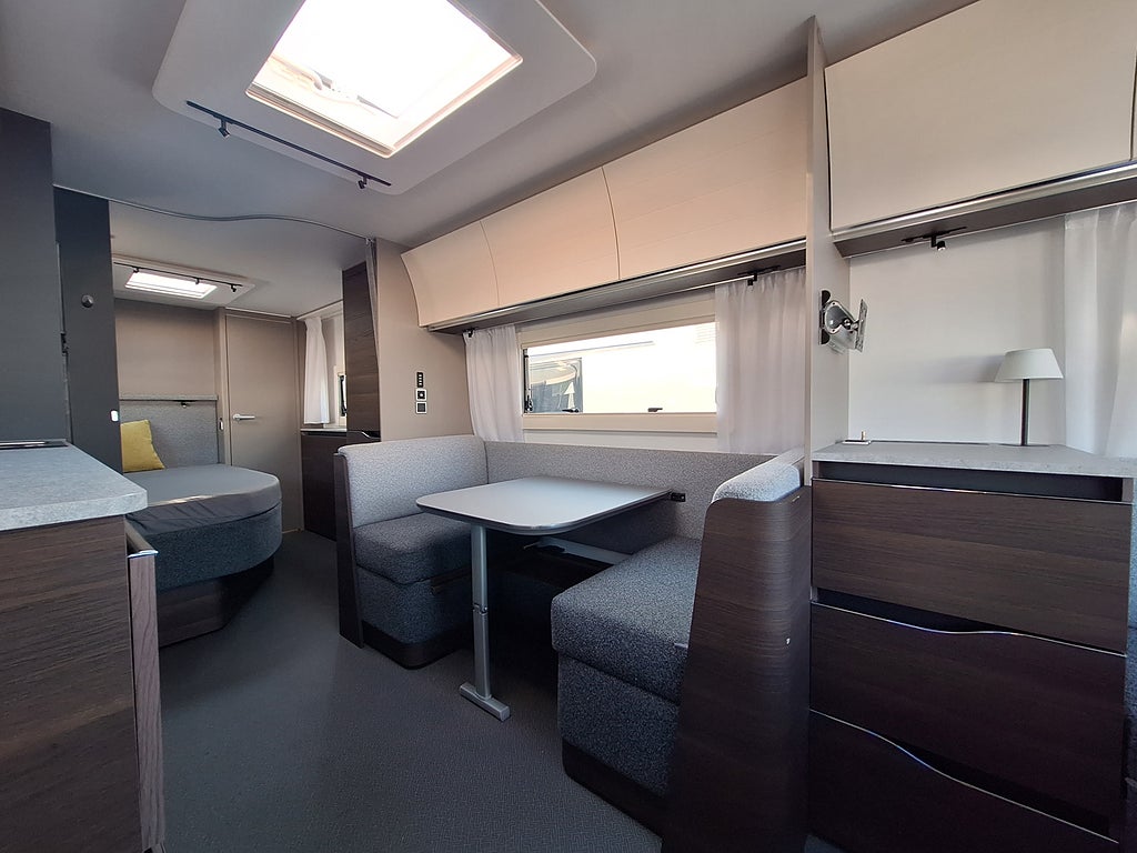 Adria Alpina 753 UP Dubbelbädd, Dusch, Nytt Tält