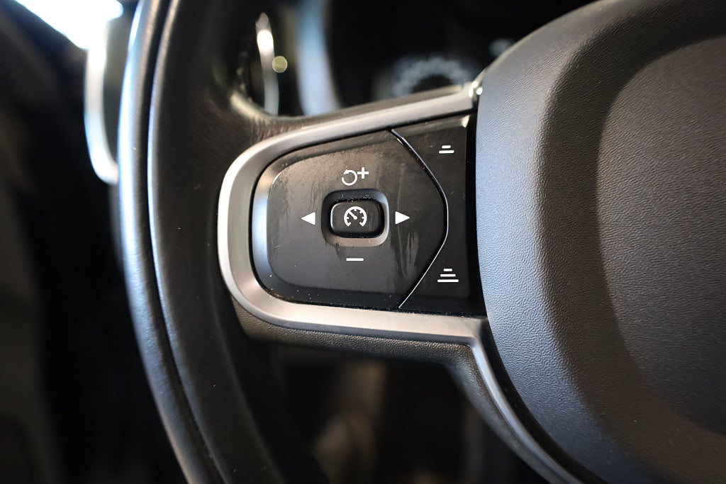 Volvo XC60 T5 AWD Geartronic Momentum Advanced Drag Pano Navi 2020