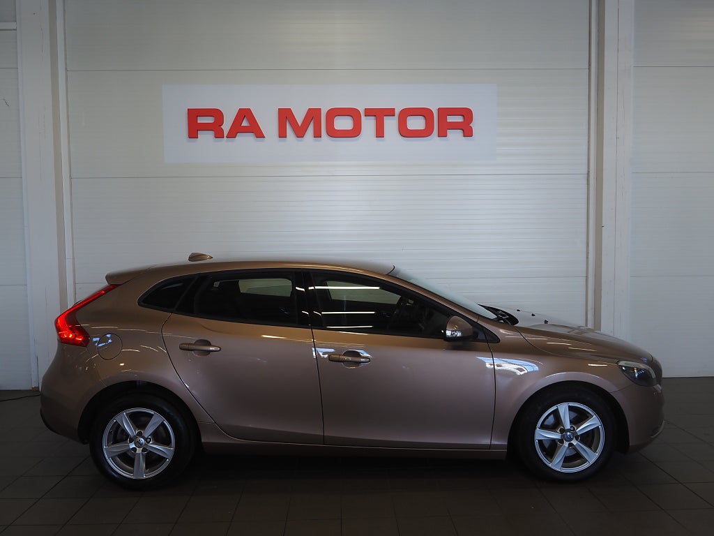 Volvo V40 T2 122hk Kinetic Parkeringssensorer Kamrem bytt 2017