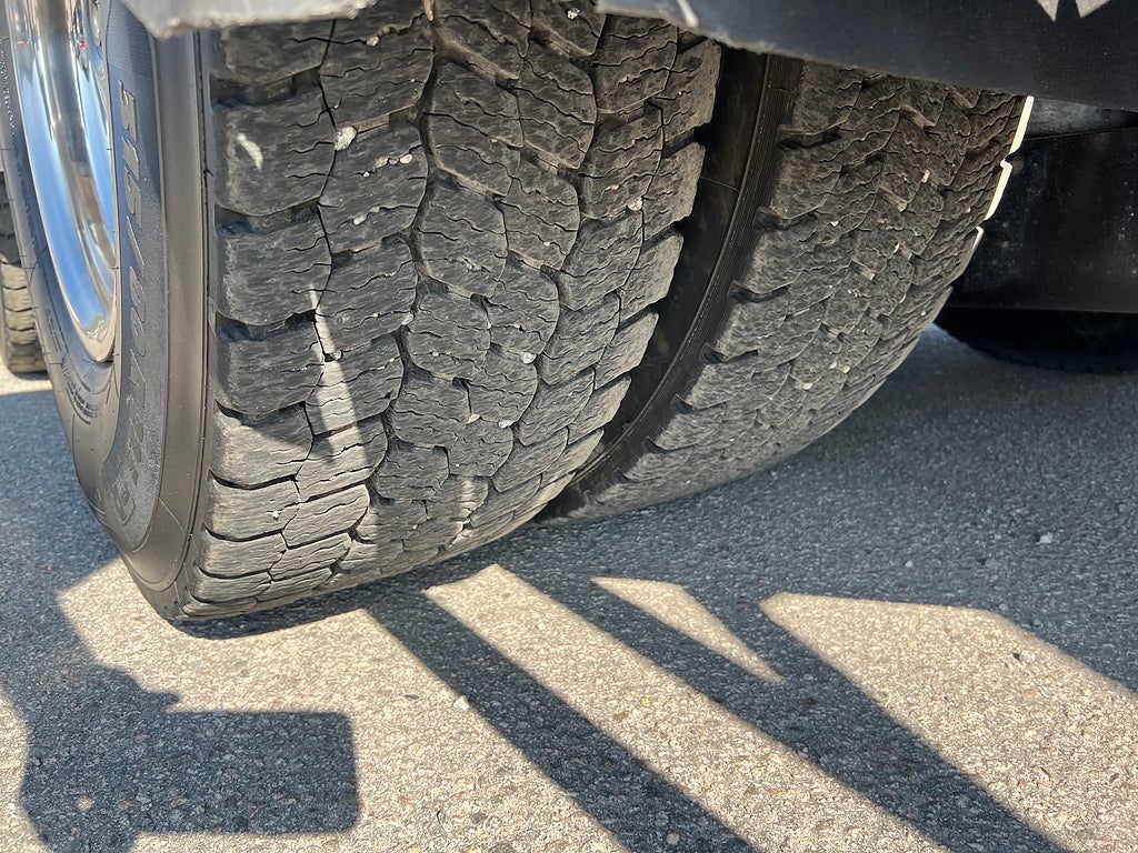Mercedes-Benz Arocs 3251 Tridem Lastväxlare, Fullt Plogutrustad