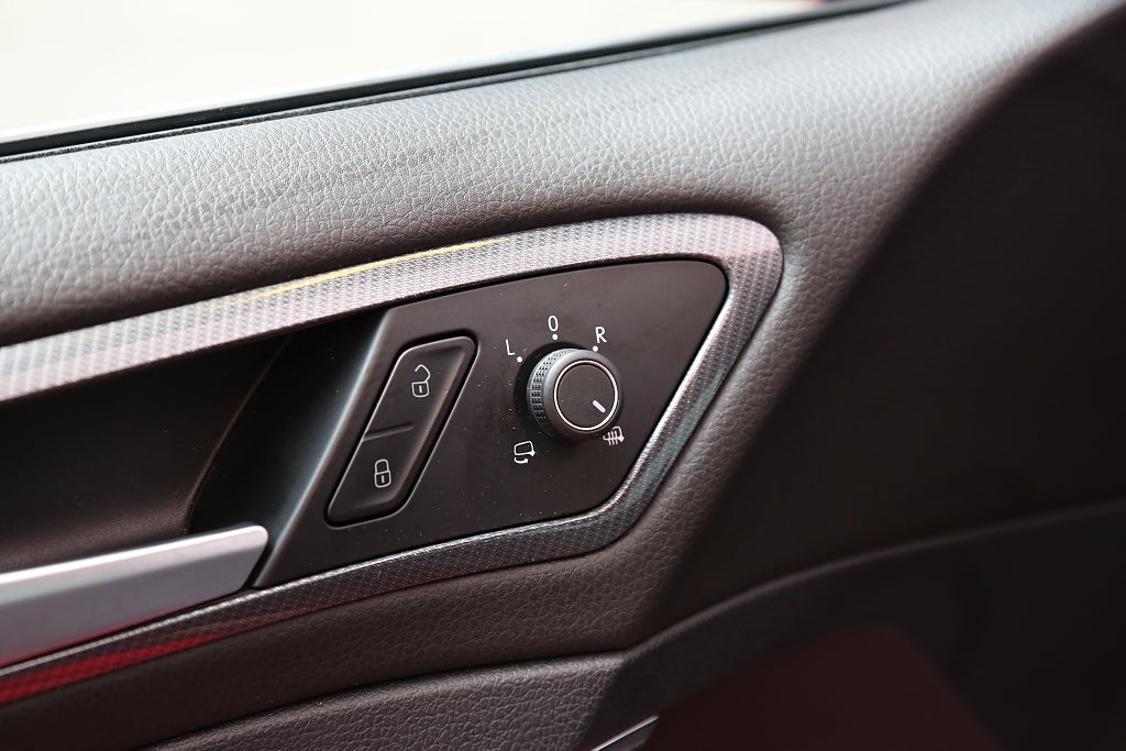 Volkswagen Golf 1,5 TSI 150hk R-Line DSG Sportscombi Värmare Drag 2019