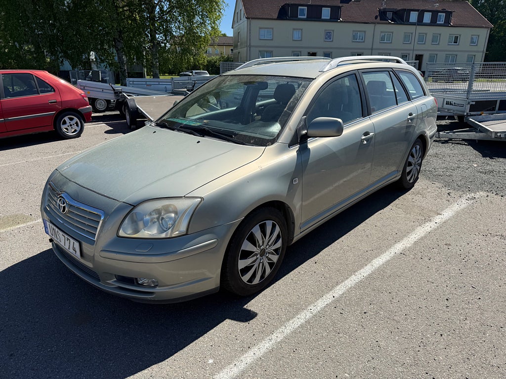 Toyota Avensis Kombi 2.0 VVT-i låga mil Drag