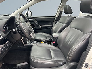 Subaru Forester 2.0 4WD Sov-däck/Drag/Kamera/Pano/Skinn/Kedja/P-sens