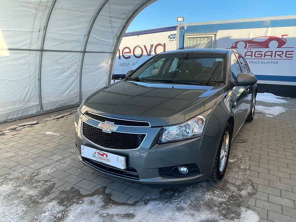 Chevrolet Cruze 1.6 NYSERVAD NYBESIKTAD S+V-HJUL M-VÄRMARE P-SENSORER