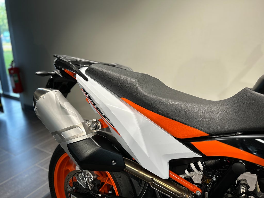 KTM 890 SMT /Techpack / Endast 671 mil / Nya däck