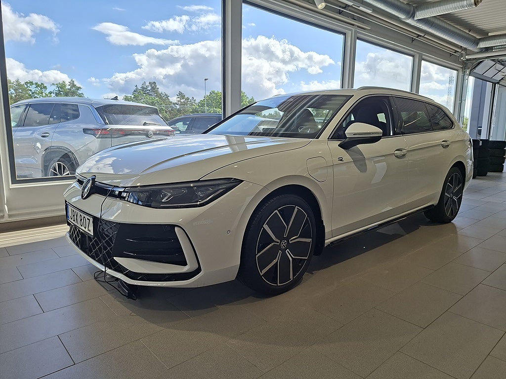 Volkswagen Passat eHybrid 272 DSG6 R-Line Drag/Värmare
