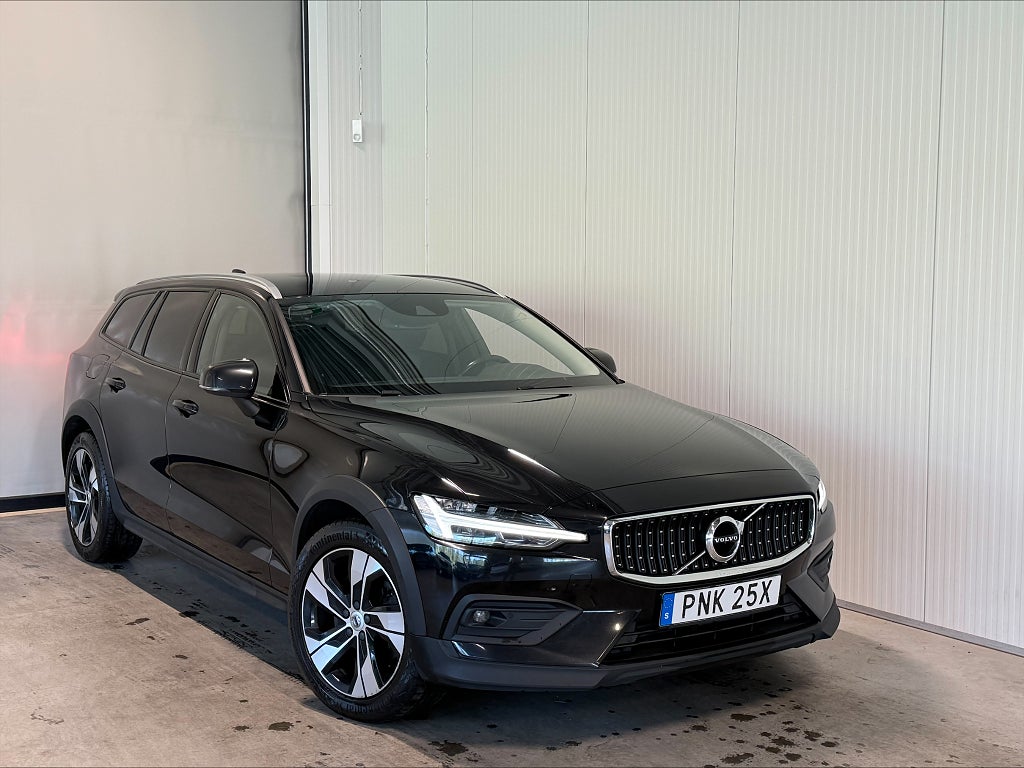 Volvo V60 Cross Country D4 AWD Momentum II D-värm B-kam Navi Voc