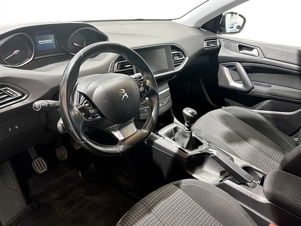 Bild på Peugeot 308 5D Active 1.2 PT 130hk P-SENSORER BAK