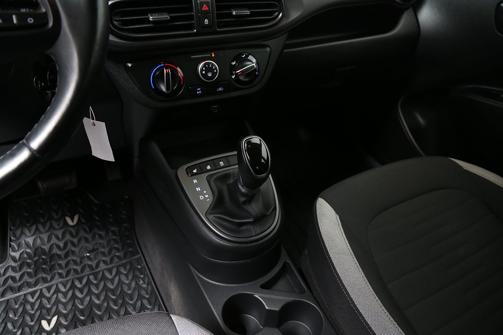 Hyundai i10 1,0 blue 67hk Essential Automat CarPlay Motorvärmare 2021