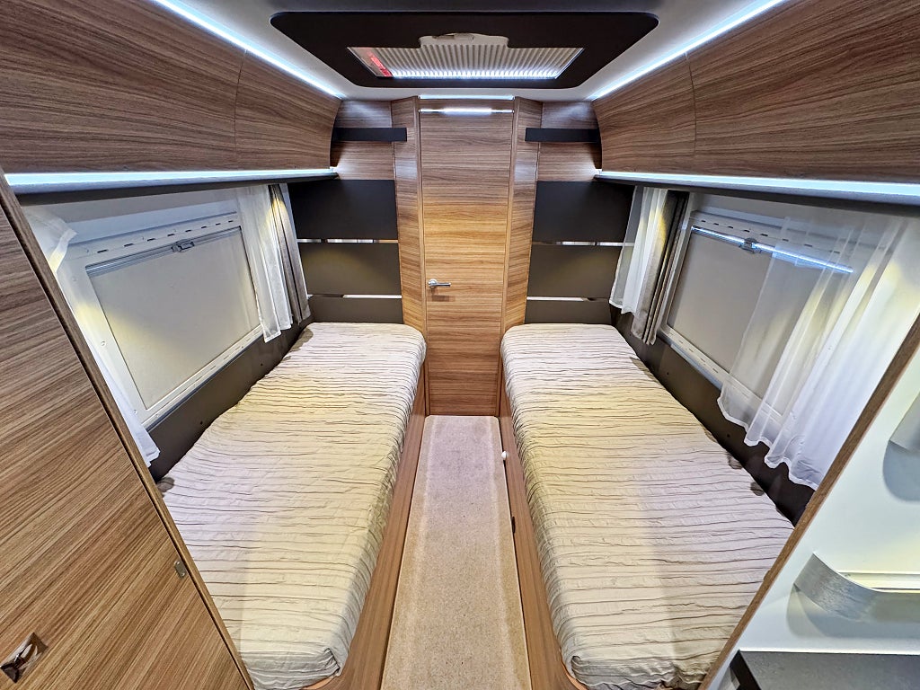 Adria Sonic I 700 SLT Enkelsängar Toa bak 4400 kg