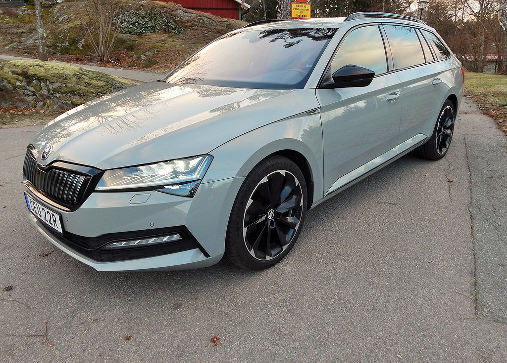 Skoda Superb iV Kombi 1.4 PHEV SPORTLINE VÄRMARE DRAG 218 Hk