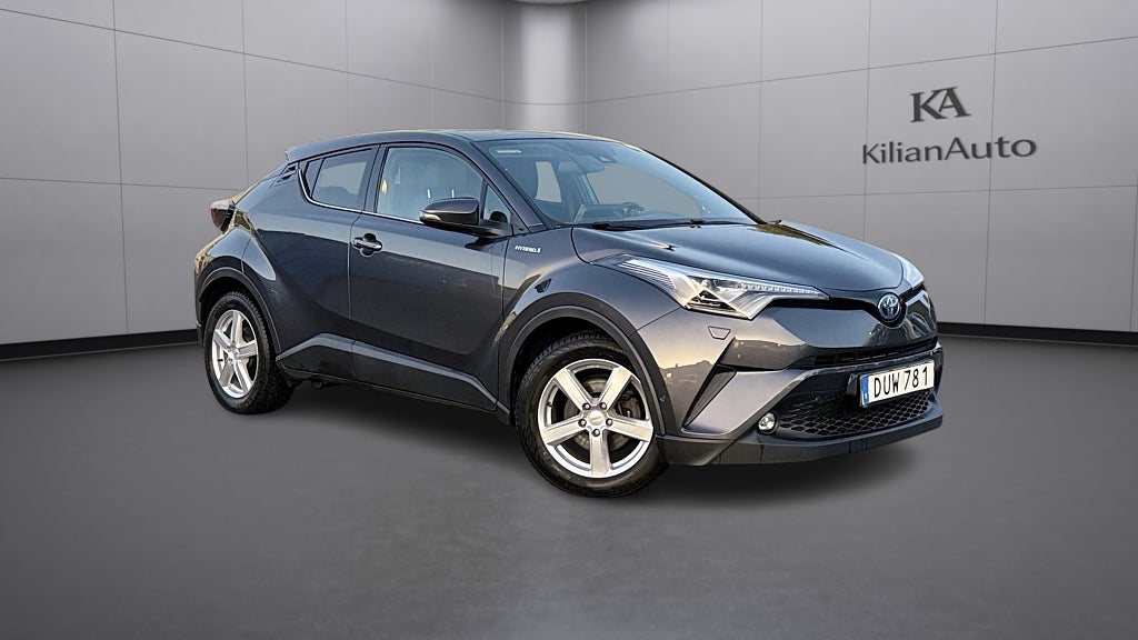 Toyota C-HR 2018 – 108 000 km Hybrid till salu hos KilianAuto i Eslöv