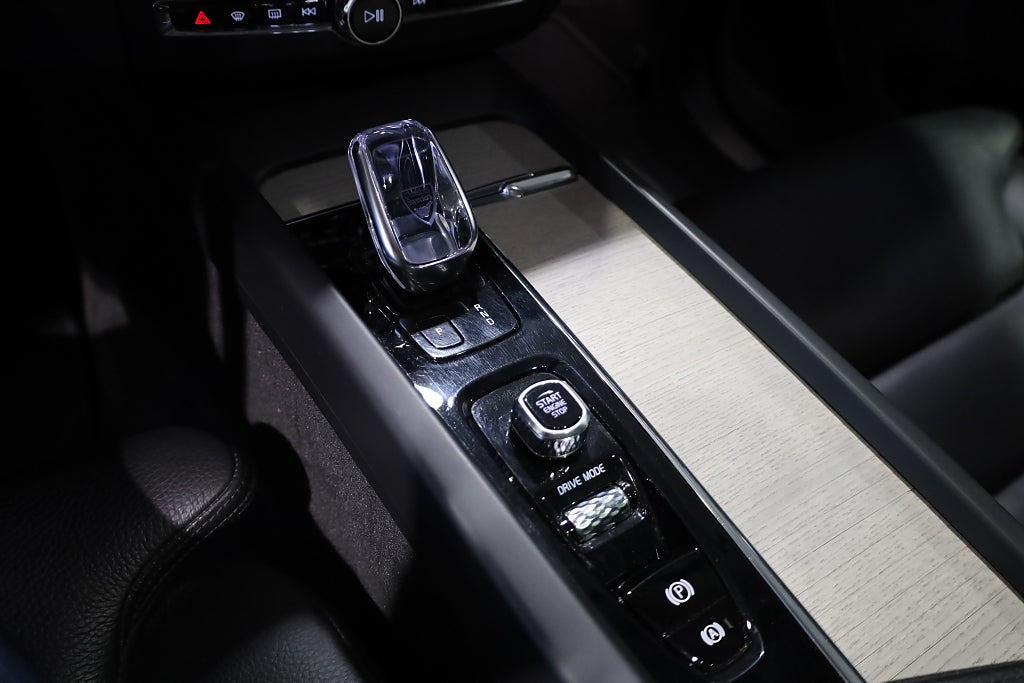 Volvo XC60 Recharge T6 AWD Inscription Orrefors Pano Drag H&K Navi 2021