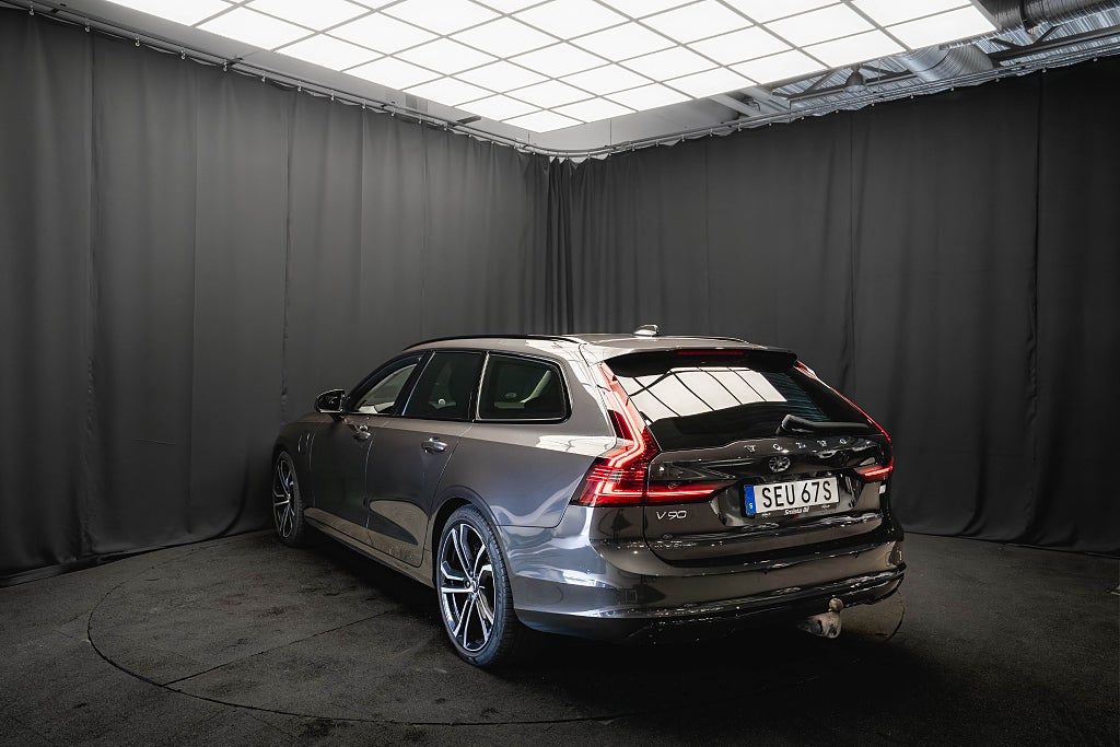 Volvo V90 Recharge T6 AWD ULTIMATE DARK B&W PANO LUFT LÄDER MOMS