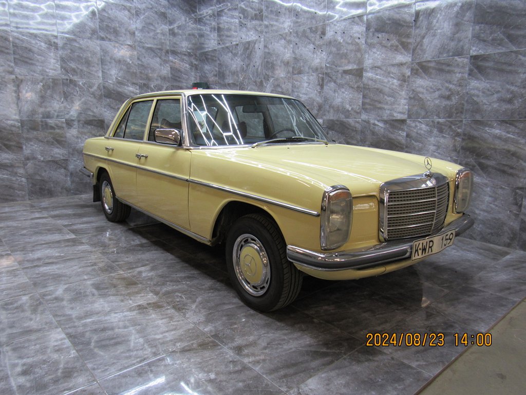 Mercedes-Benz 230 W114 endast 5668 Mil