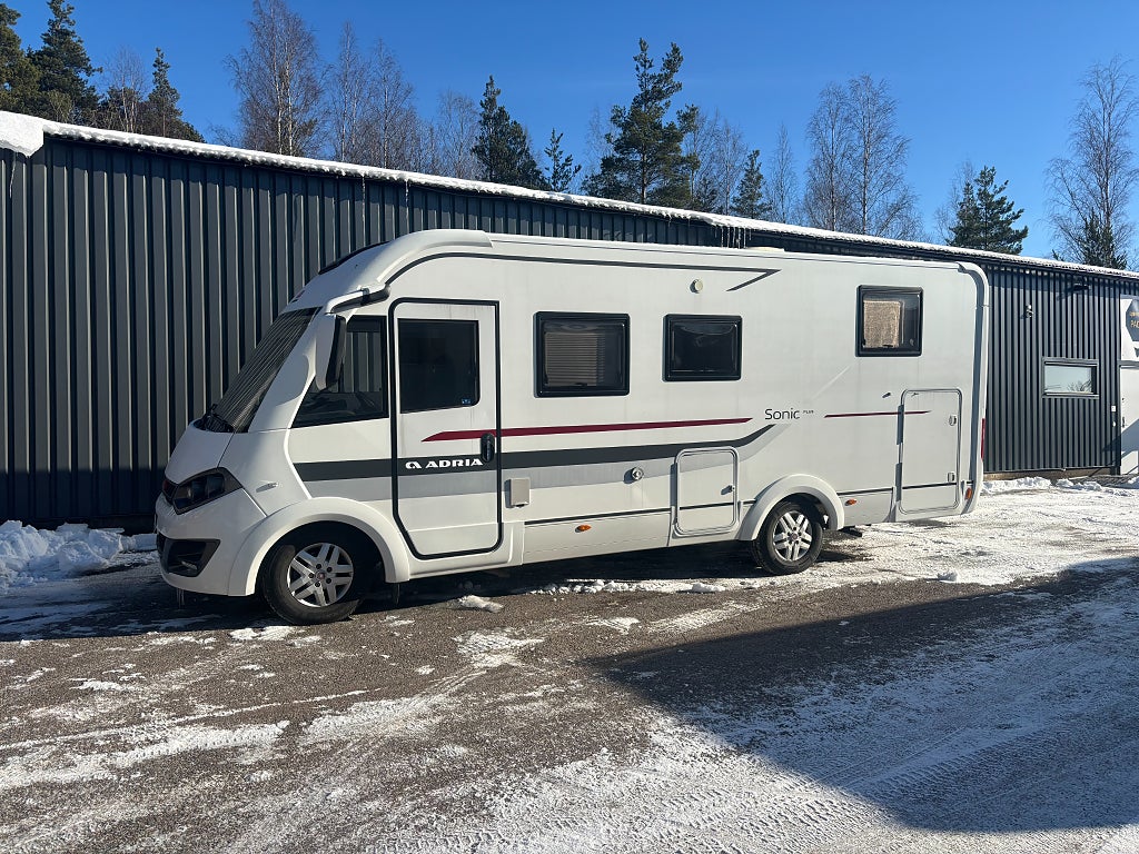 Adria Sonic Plus I 700 SL  AUT / Långbädd / Solcell / 4595 kr/mån