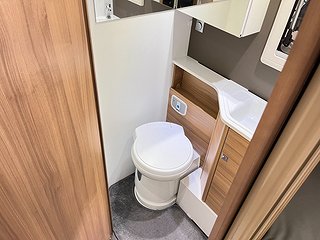 Husbil-halvintegrerad Adria MATRIX PLUS 670 SL 12 av 19