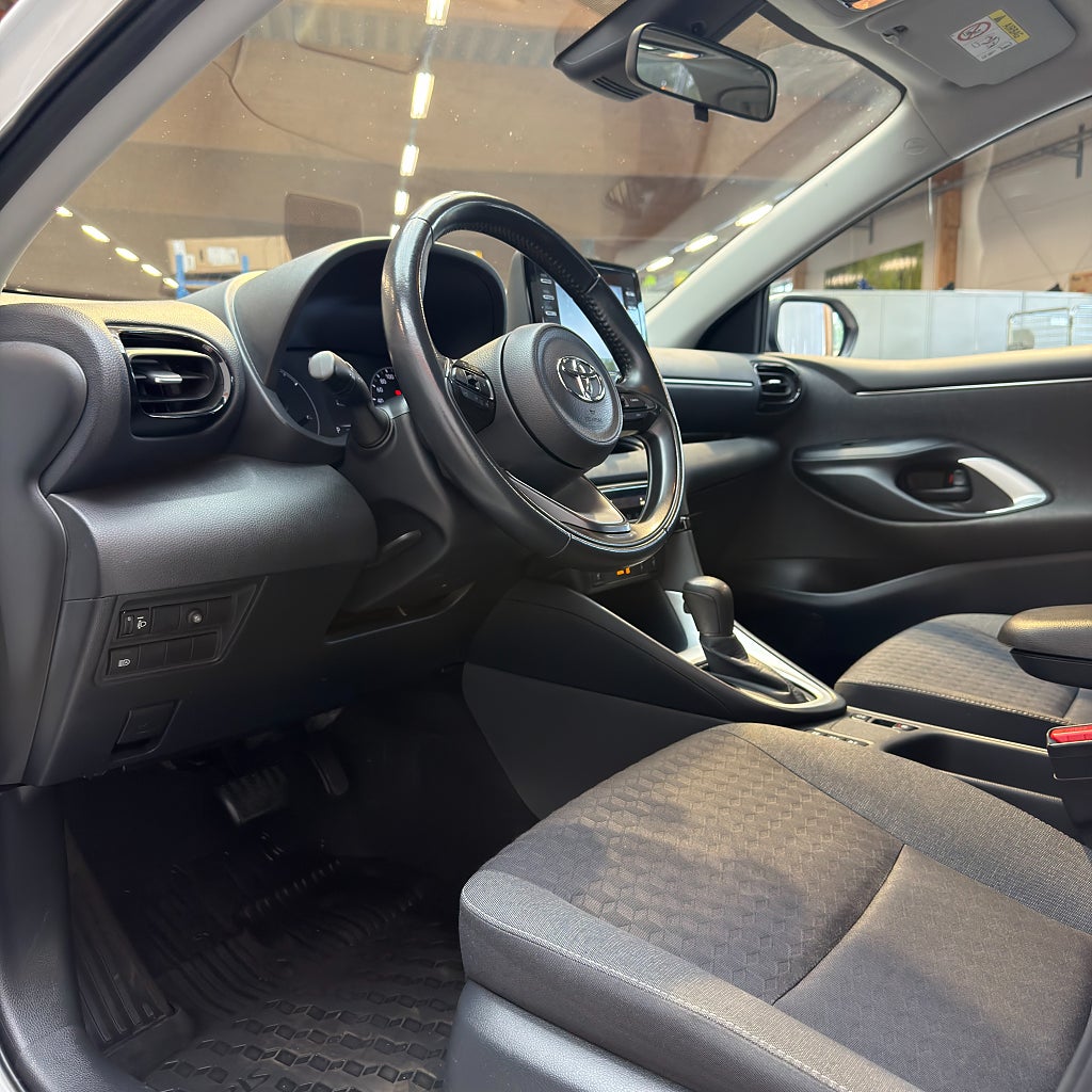 Toyota Yaris Hybrid CVT Active MOMS Värmare Backkamera