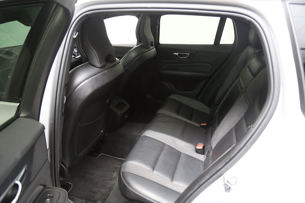 Volvo V60 T5 250hk R-Design Aut 360° Kamera I Head up I Panorama 2019