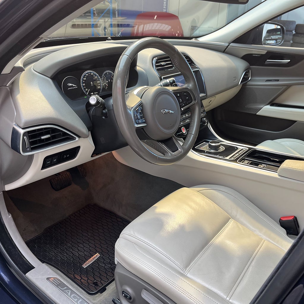 Jaguar XE 20d AWD Meridian Navi Backkamera Värmare Drag