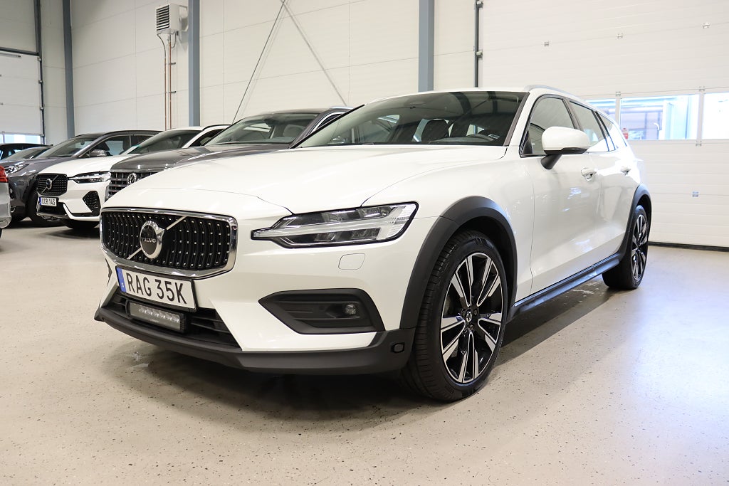 Volvo V60 Cross Country B4 AWD Plus Läder Navi B-Kam D-Värm M-Värm 197hk