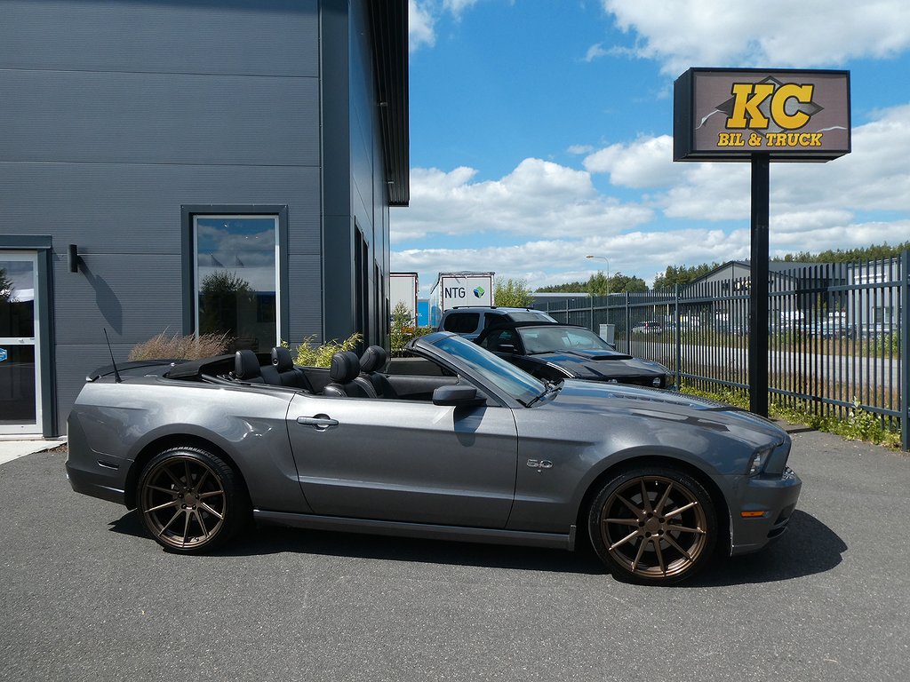 Ford Mustang GT Cab 5.0 / 426 HK