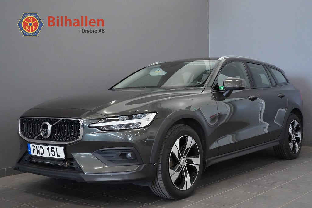 Volvo V60 Cross Country B4 AWD Momentum Komfortstolar Läder Kamera Drag Harman