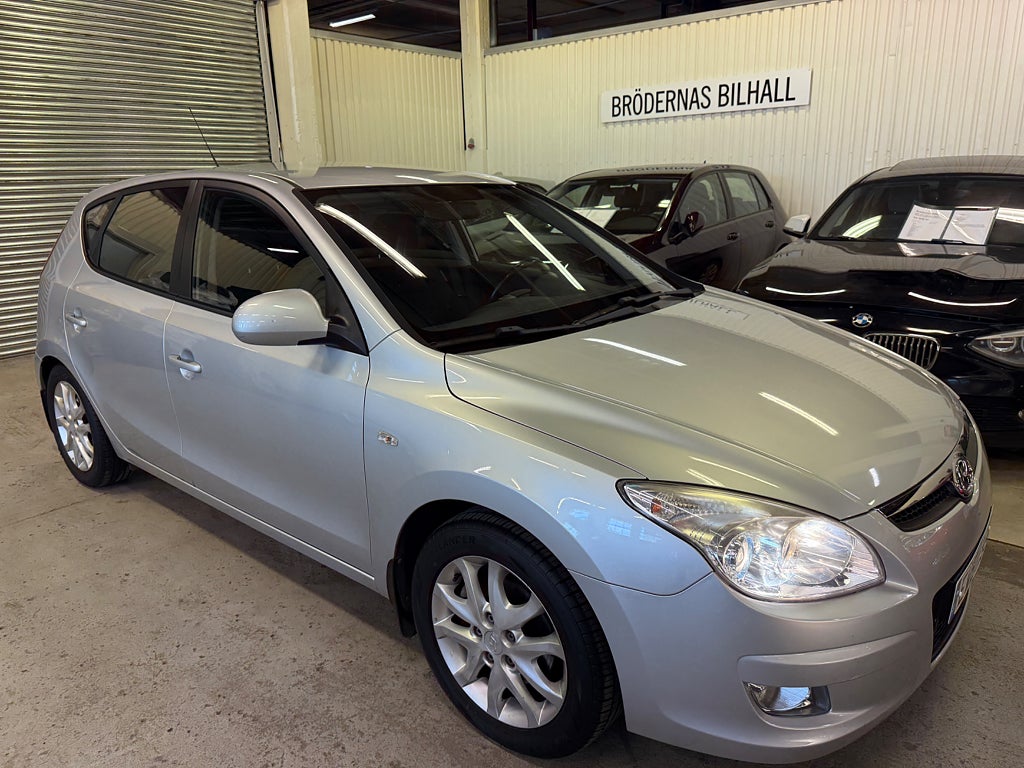 Hyundai i30 1.6 /Kamkedja/ Motorvärmare/ Nyservad/ 4-Ägare