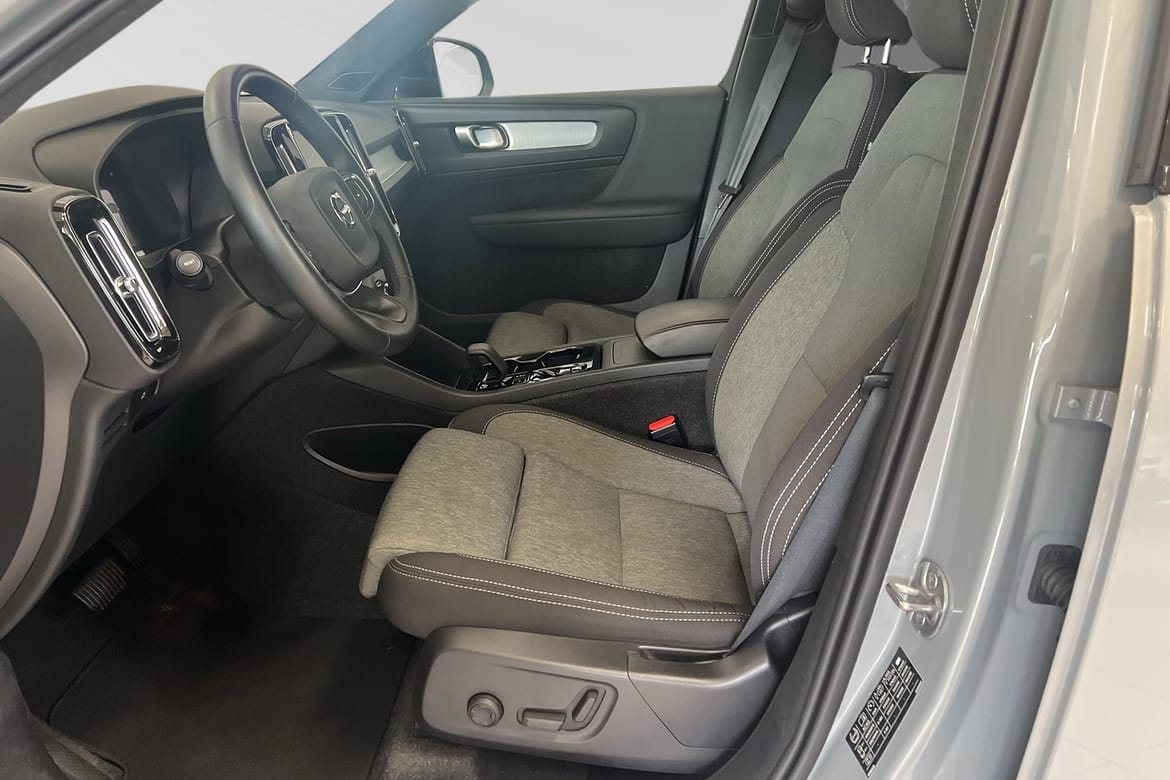 Volvo XC40 2025, photo 7/58