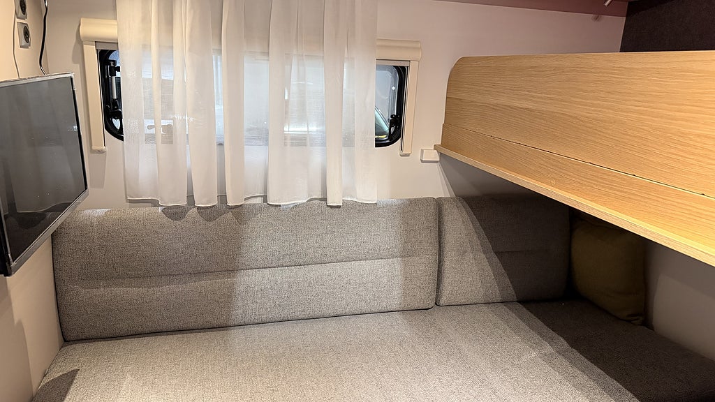 Adria Adora 673 PK Barnkammare dubbeldörr ALDE Dusch Ung Tv Golv värme