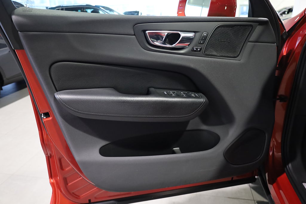 Volvo XC60 Recharge T6 AWD Inscription Orrefors Pano Drag H&K Navi