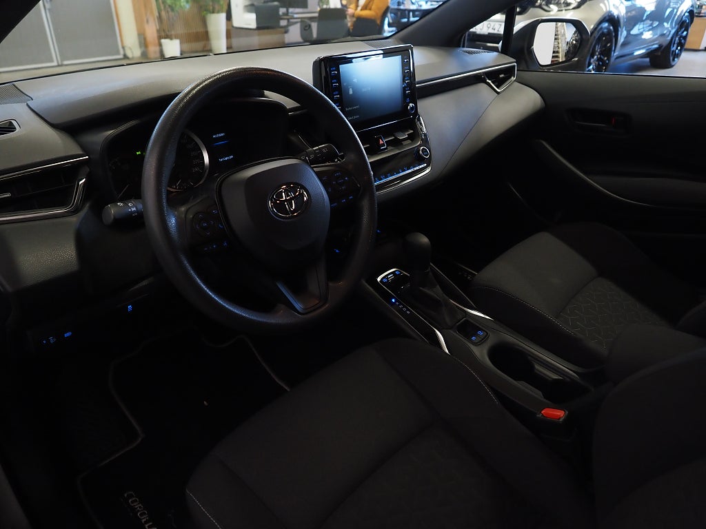 Toyota Corolla Hybrid e-CVT Life 122hk Backkamera Låga mil!