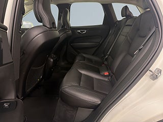 Volvo XC60 B4 AWD Momentum Advanced S&V/Kamera/Pano/Skinn/Pvärm – bild 13