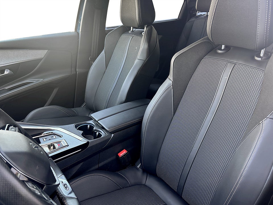 Bild på Peugeot 5008 GT 1.2 PT 130hk Aut 7-SITS B-KAMERA CARPLAY