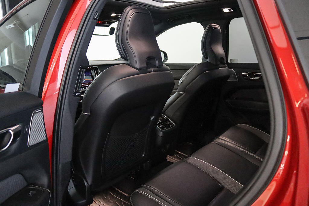 Volvo XC60 B5 AWD R-Design Pano B&W B-kamera HuD Drag
