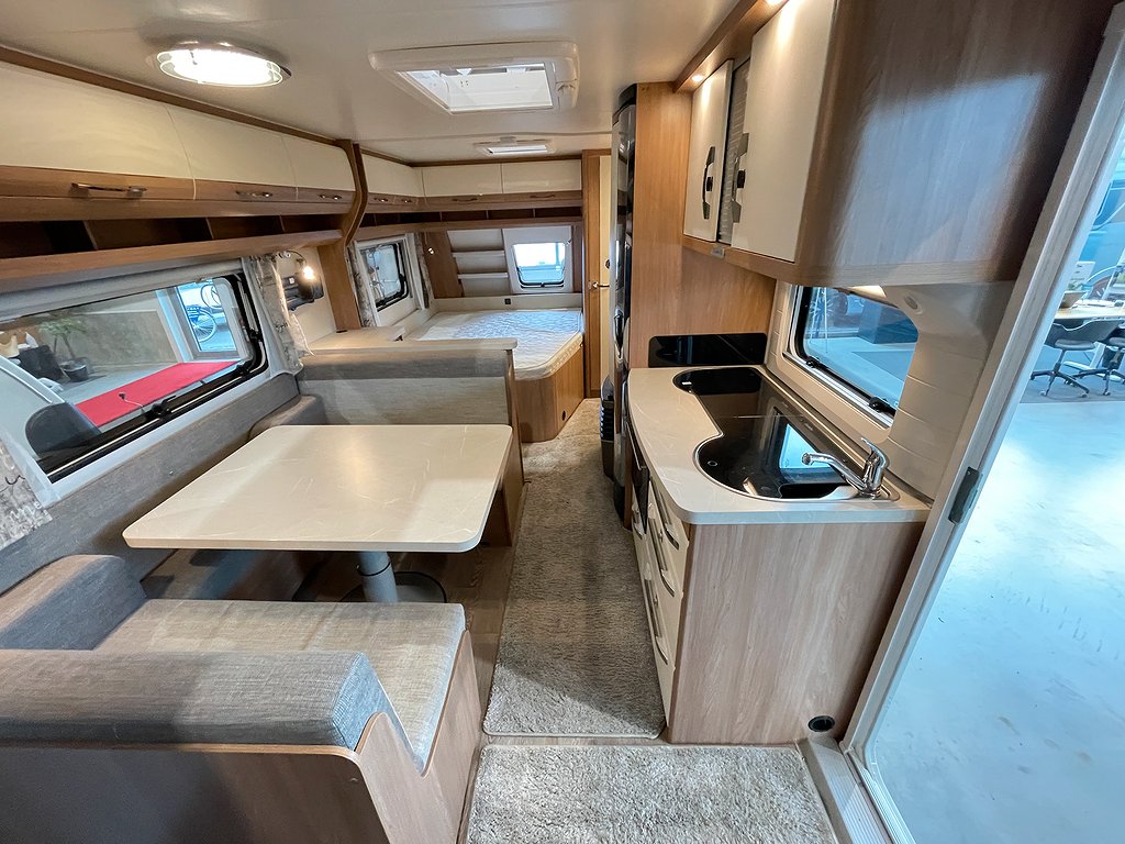 Hobby 560 De Luxe KMFE /Barnkammare/Markis/Ugn/6 bäddar - Hobby
